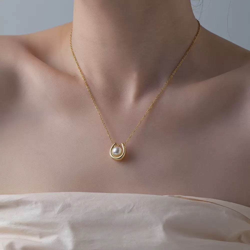 Horseshoe Pearl Necklace