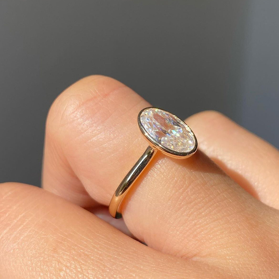 Geometric Inlaid Oval Zircon Ring